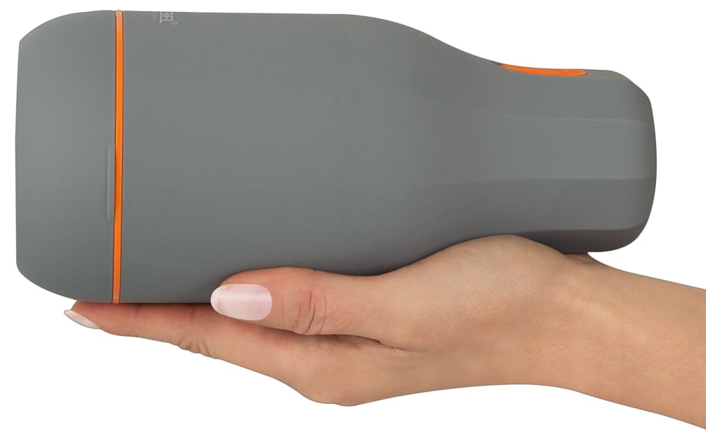 Eine Hand hält ein großes, graues Gerät mit einer orangefarbenen Linie auf weißem Hintergrund.
