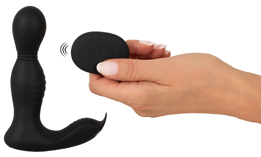 Eine Hand hält eine schwarze Fernbedienung neben einem schwarzen Massagegerät auf weißem Hintergrund.