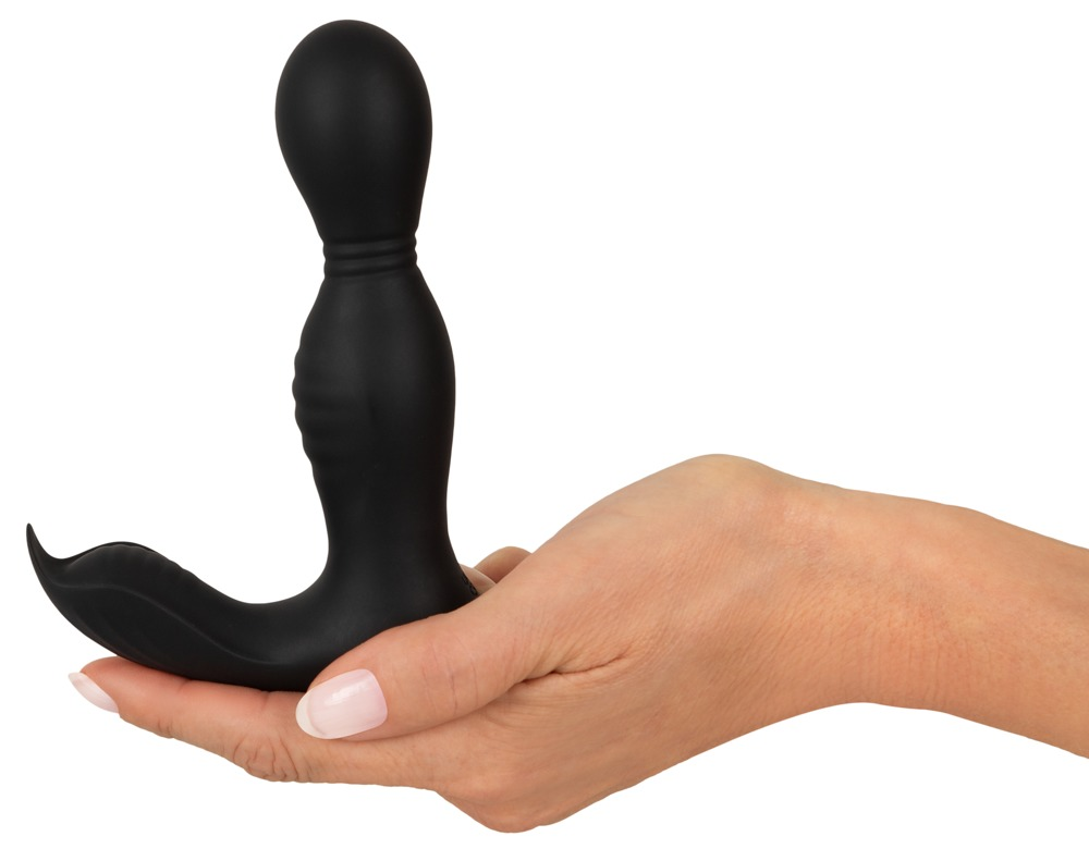 Eine Hand hält ein schwarzes, geformtes Lifestyle-Produkt auf weißem Hintergrund.