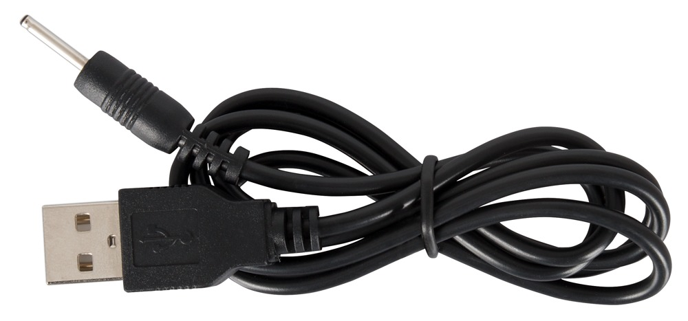 Ein schwarzes USB-auf-DC-Kabel liegt auf weißem Hintergrund.