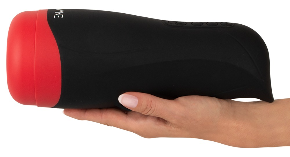 Eine Hand hält ein schwarzes Wellnessgerät mit roten Akzenten und Knöpfen.