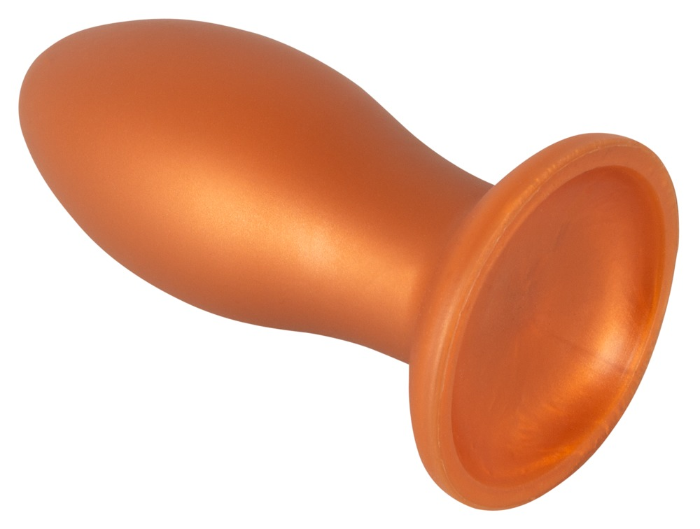 Ein glatter, kupferfarbener Butt-Plug aus Metall mit konischem Körper und einer breiten, flachen Basis auf weißem Grund.