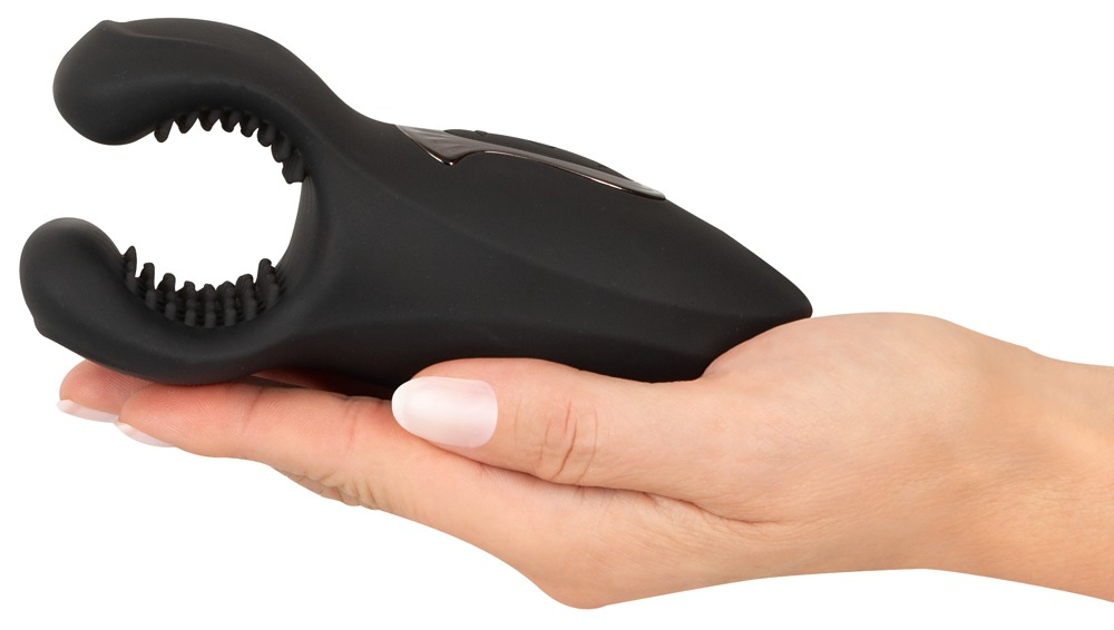 Eine Hand hält ein schwarzes, ergonomisch geformtes Intimspielzeug mit Zahnstruktur auf weißem Hintergrund.