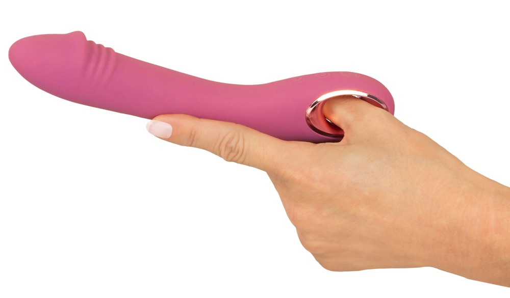 Eine Hand hält einen pinken, wellenförmigen Vibrator mit goldenem Ring.