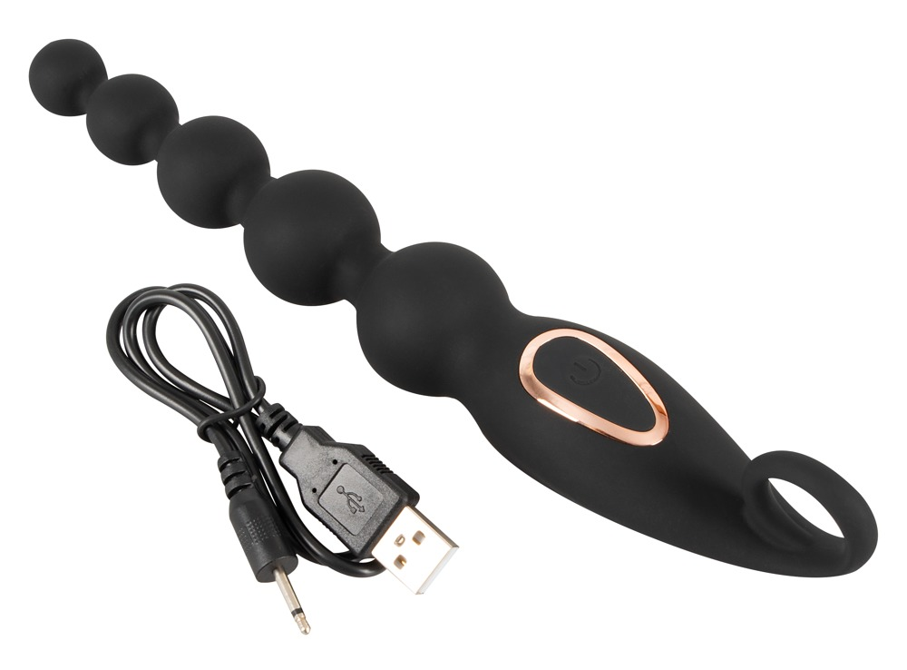 Schwarzes, perlenartiges Lifestyle-Produkt mit USB-Kabel auf weißem Grund.