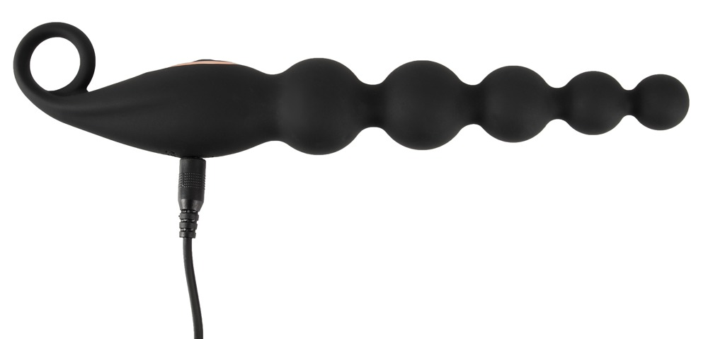 Schwarzes Silikon-Sexspielzeug mit verbundenen Kugeln und Ladekabel auf weißem Hintergrund.
