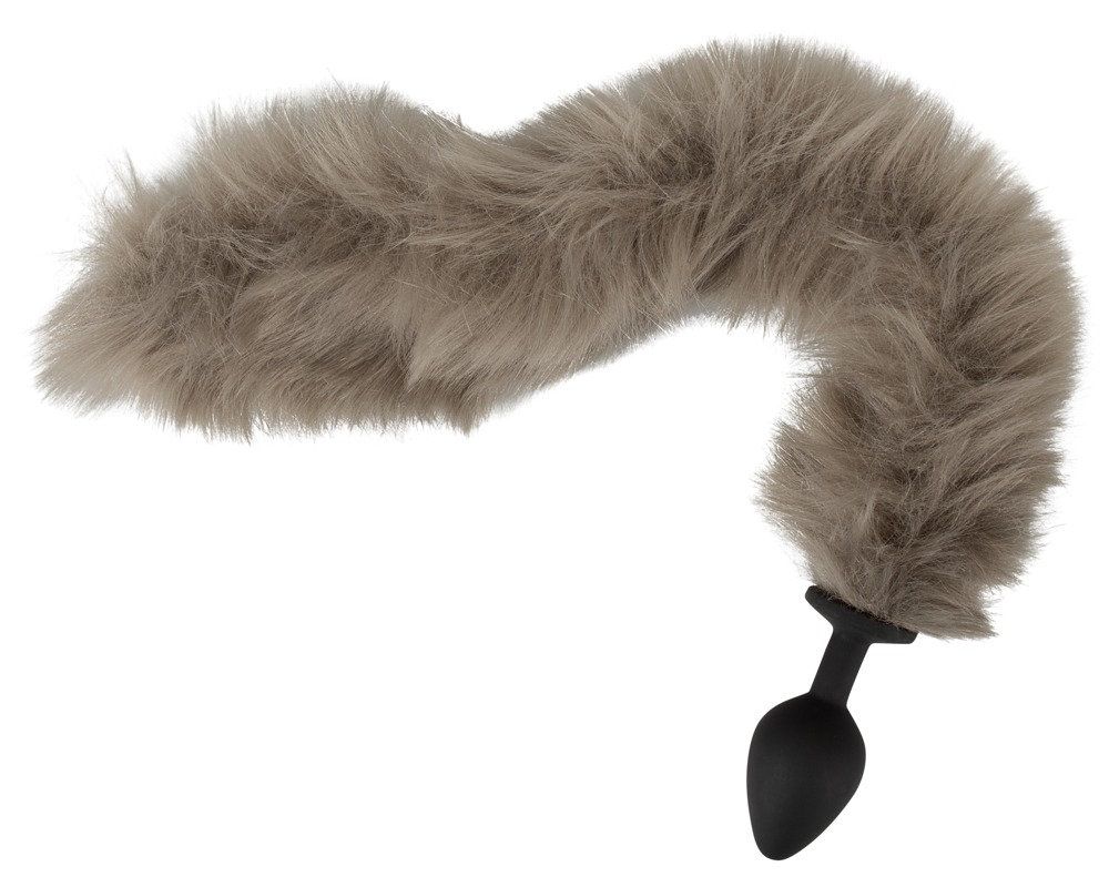 Ein gebogener, flauschig grauer Fuchsschwanz mit einem schwarzen Silikon-Analkegel an der Basis vor weißem Hintergrund.