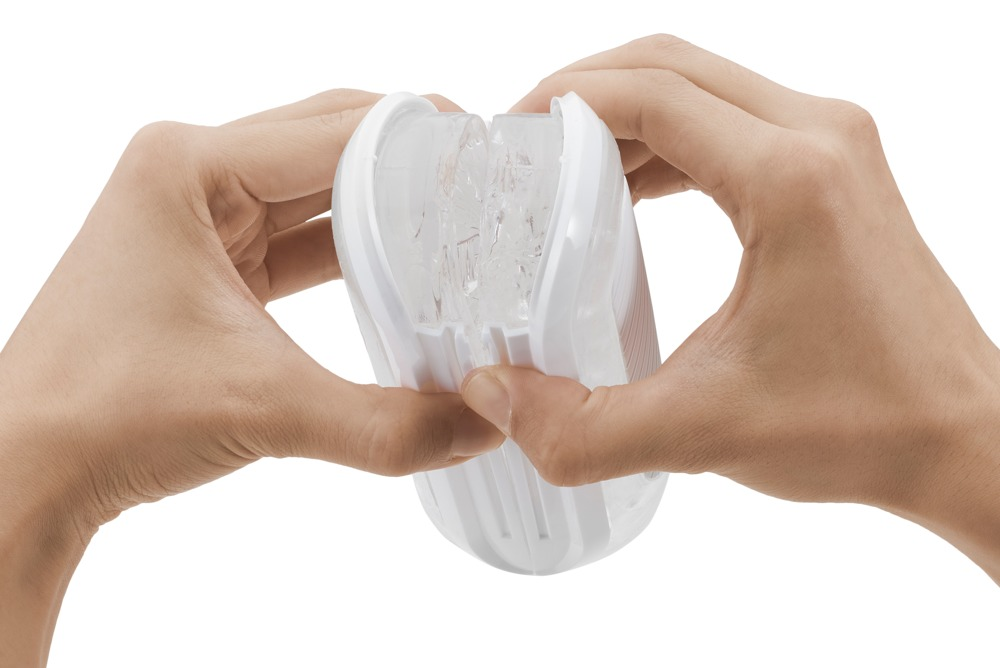 Hände halten ein weißes Plastikgerät mit transparentem Gel im Inneren.