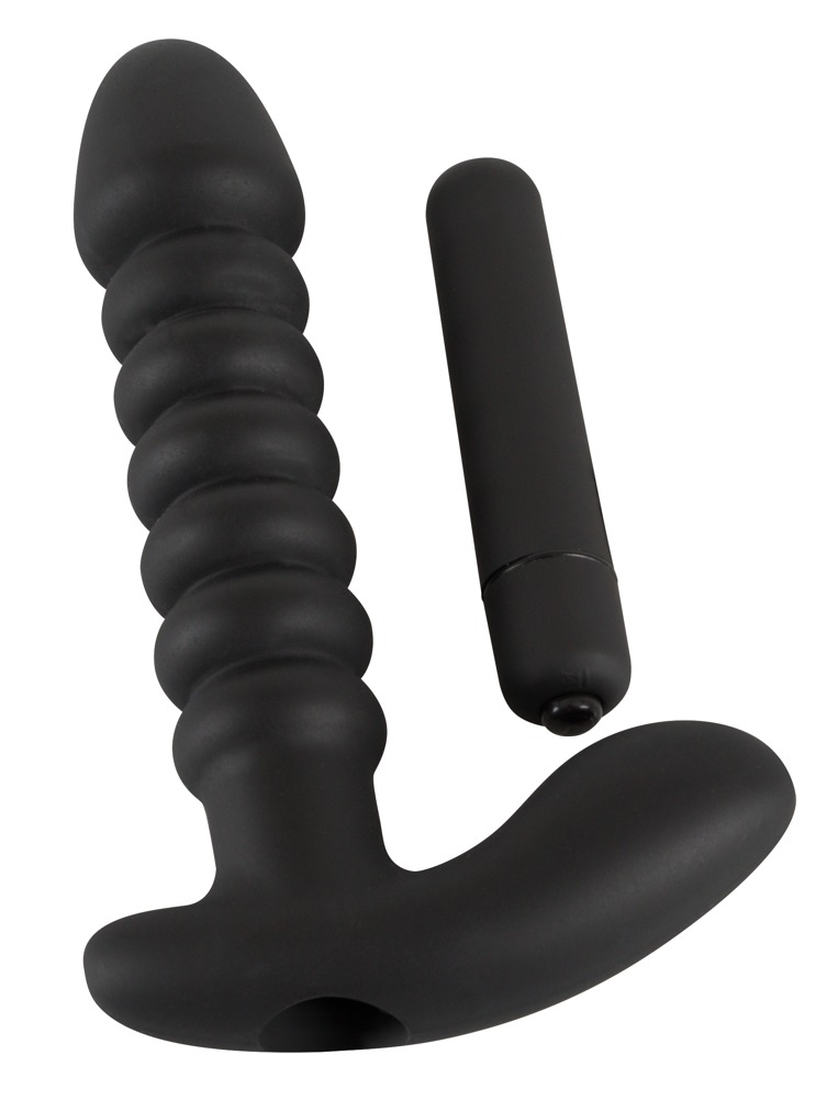 Zwei schwarze Sexspielzeuge, ein gerippter Analplug und ein Stabvibrator, auf weißem Hintergrund.