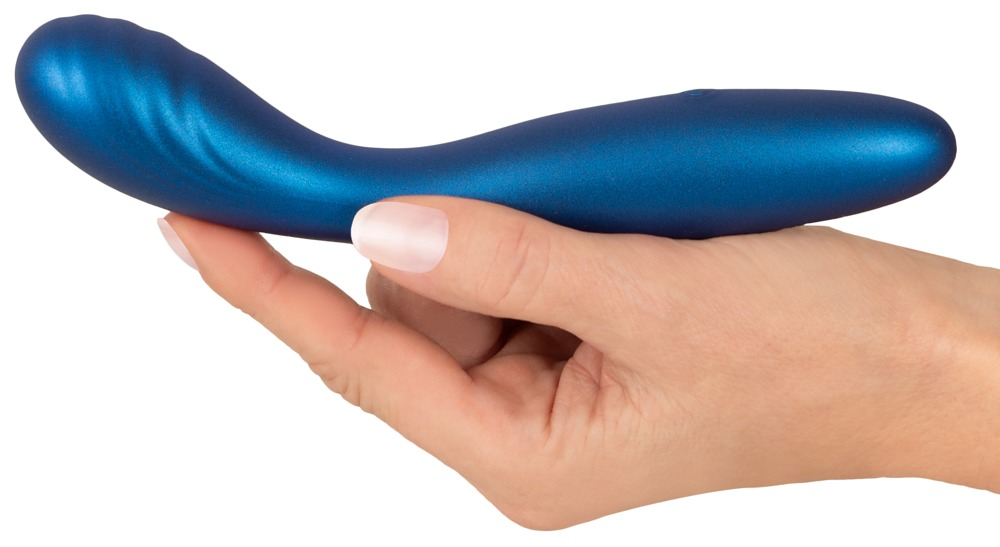 Eine Hand hält ein blaues, geschwungenes Sexspielzeug gegen einen weißen Hintergrund.