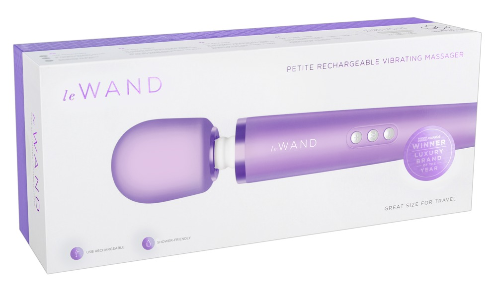 Lila Verpackung eines Le Wand Petite Massagegeräts mit weißem und lila Design auf weißem Hintergrund.