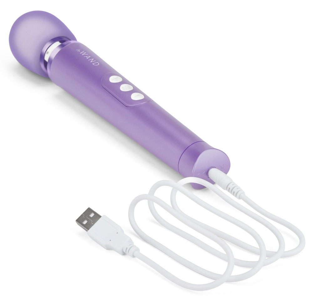 Lila, stabförmiges Massagegerät mit drei Tasten und angeschlossenem weißem USB-Ladekabel auf weißem Hintergrund.