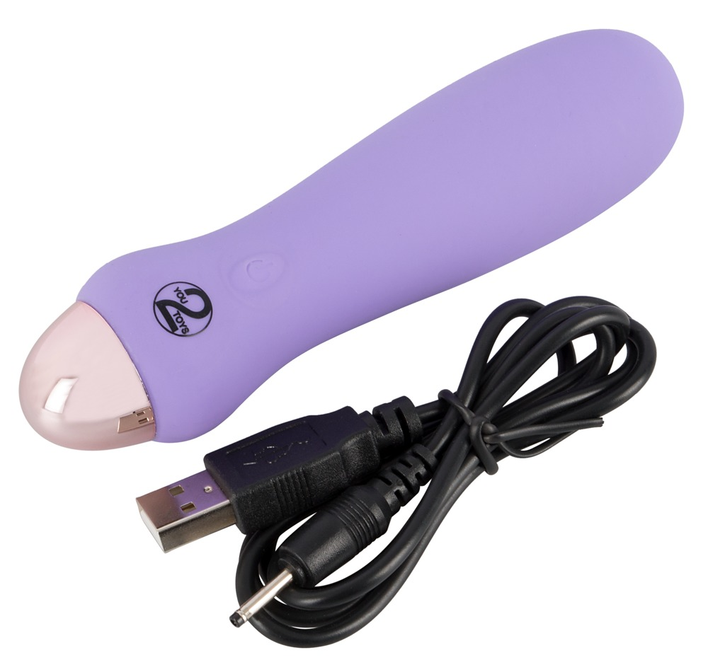 Ein lila Massagegerät mit roségoldener Kappe und schwarzem USB-Ladekabel auf weißem Hintergrund.
