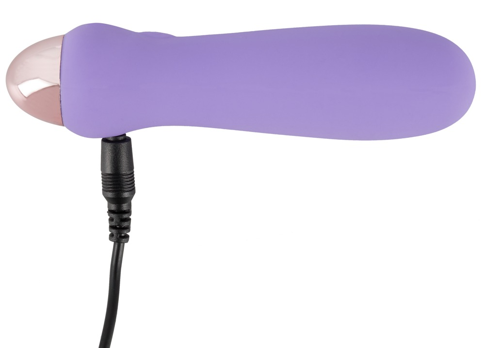 Ein lila vibrator mit einer rosegoldenen kappe und einem schwarzen ladekabel auf weißem grund.