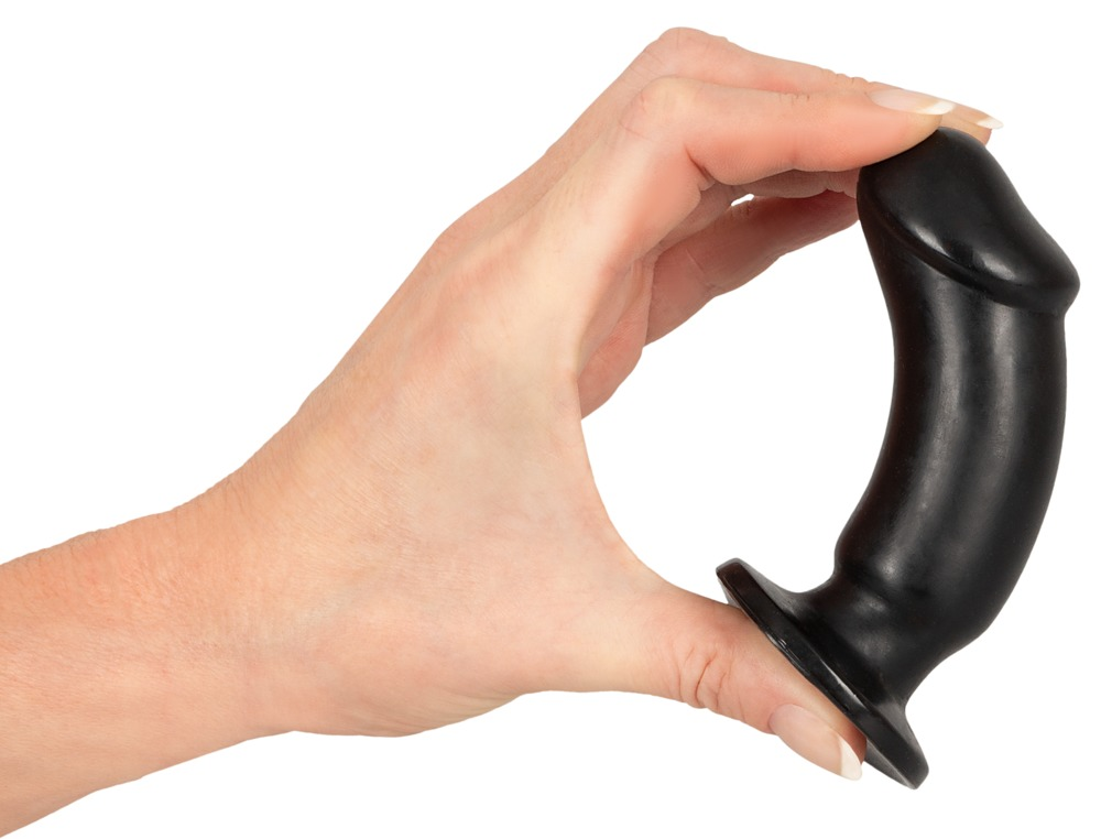Eine Hand hält einen gebogenen, schwarzen Dildo vor weißem Hintergrund.