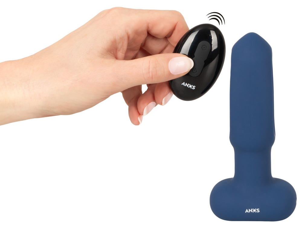Eine Hand hält eine schwarze Fernbedienung neben einem blauen T-förmigen Sexspielzeug auf weißem Hintergrund.