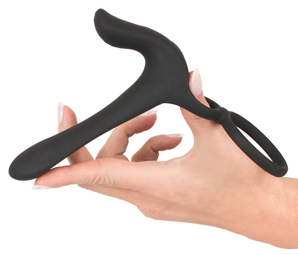 Eine Hand hält ein Y-förmiges, schwarzes Silikon-Sexspielzeug vor weißem Hintergrund.