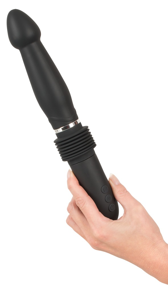 Eine Hand hält ein schwarzes, geripptes Sexspielzeug vor weißem Hintergrund.