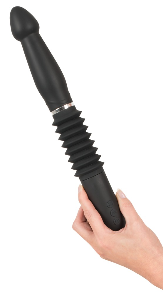 Eine Hand hält ein schwarzes, strukturiertes Wellness-Gerät mit Tasten auf weißem Hintergrund.