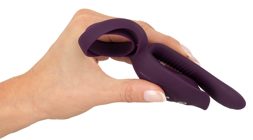 Eine Hand hält einen violetten, ergonomisch geformten Silikon-Adult-Artikel vor weißem Hintergrund.