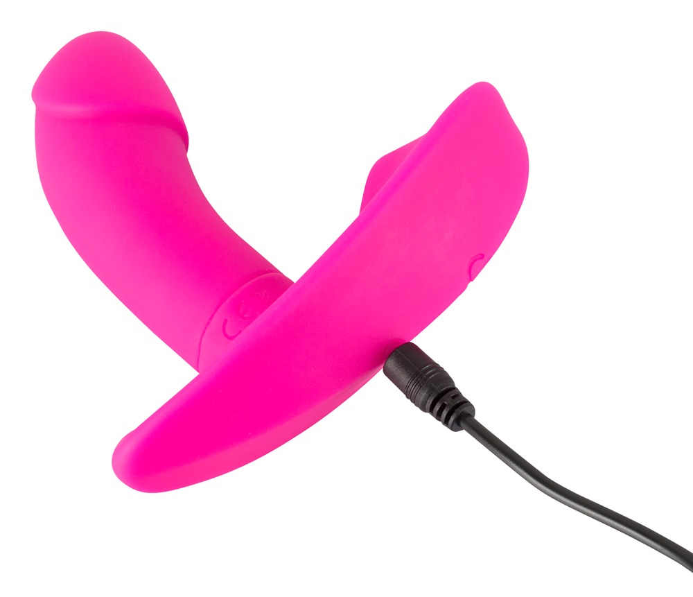 Ein hellrosa Sexspielzeug mit eingestecktem Ladekabel auf weißem Hintergrund.