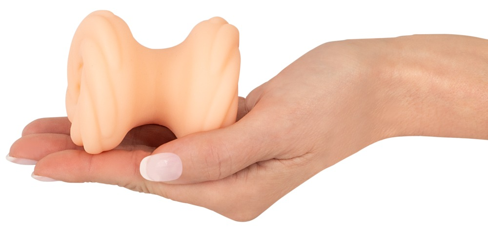 Eine Hand hält ein pfirsichfarbenes, kissenartiges Wellness-Accessoire vor weißem Hintergrund.