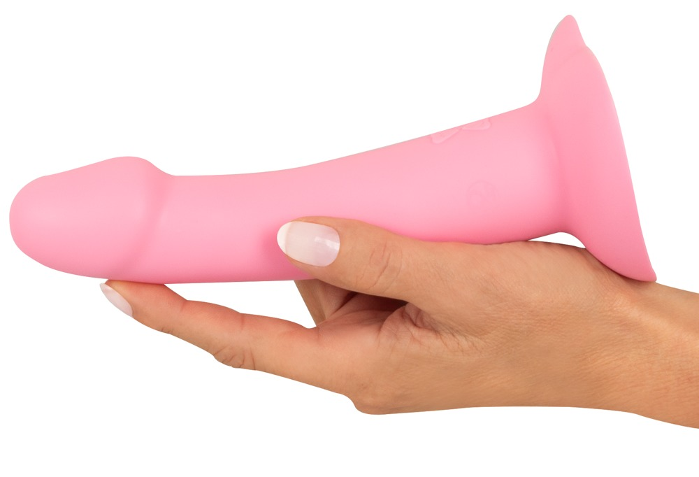 Eine Hand hält einen rosafarbenen Sexspielzeug-Dildo mit Saugnapf vor weißem Hintergrund.