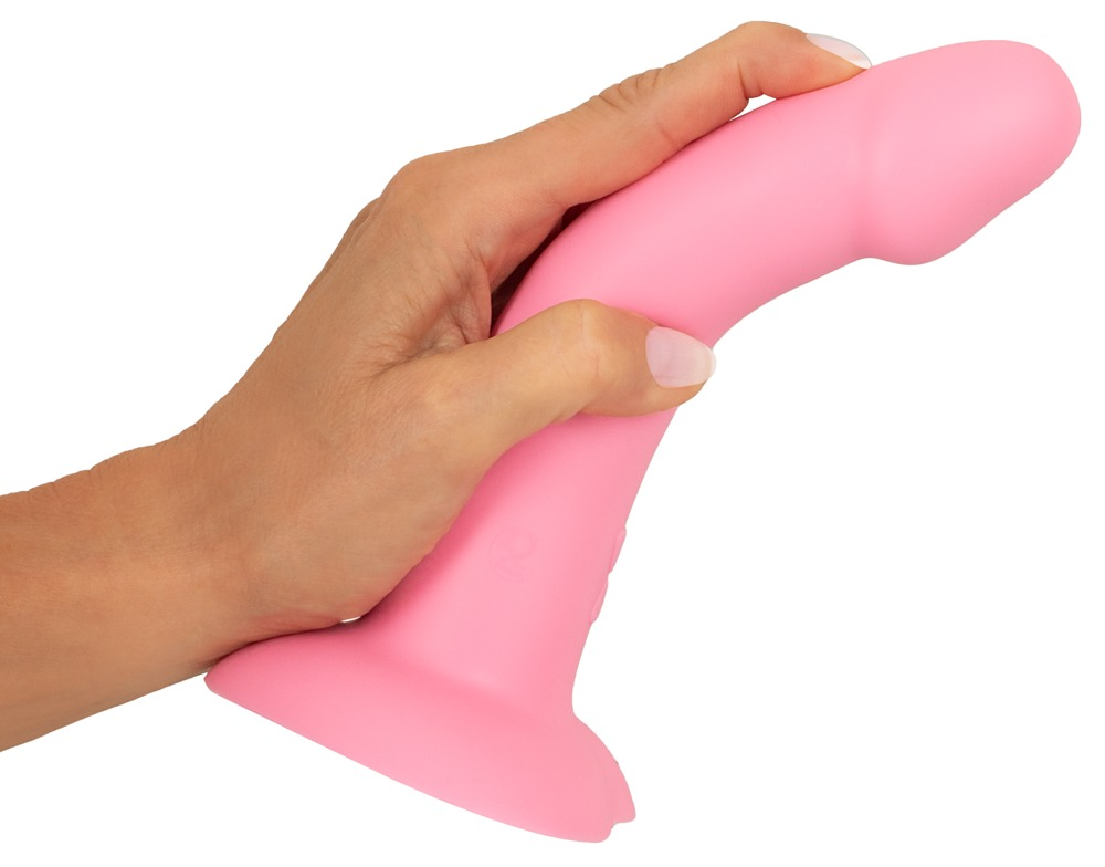 Eine Hand hält einen rosa, leicht gebogenen Dildo auf weißem Hintergrund.