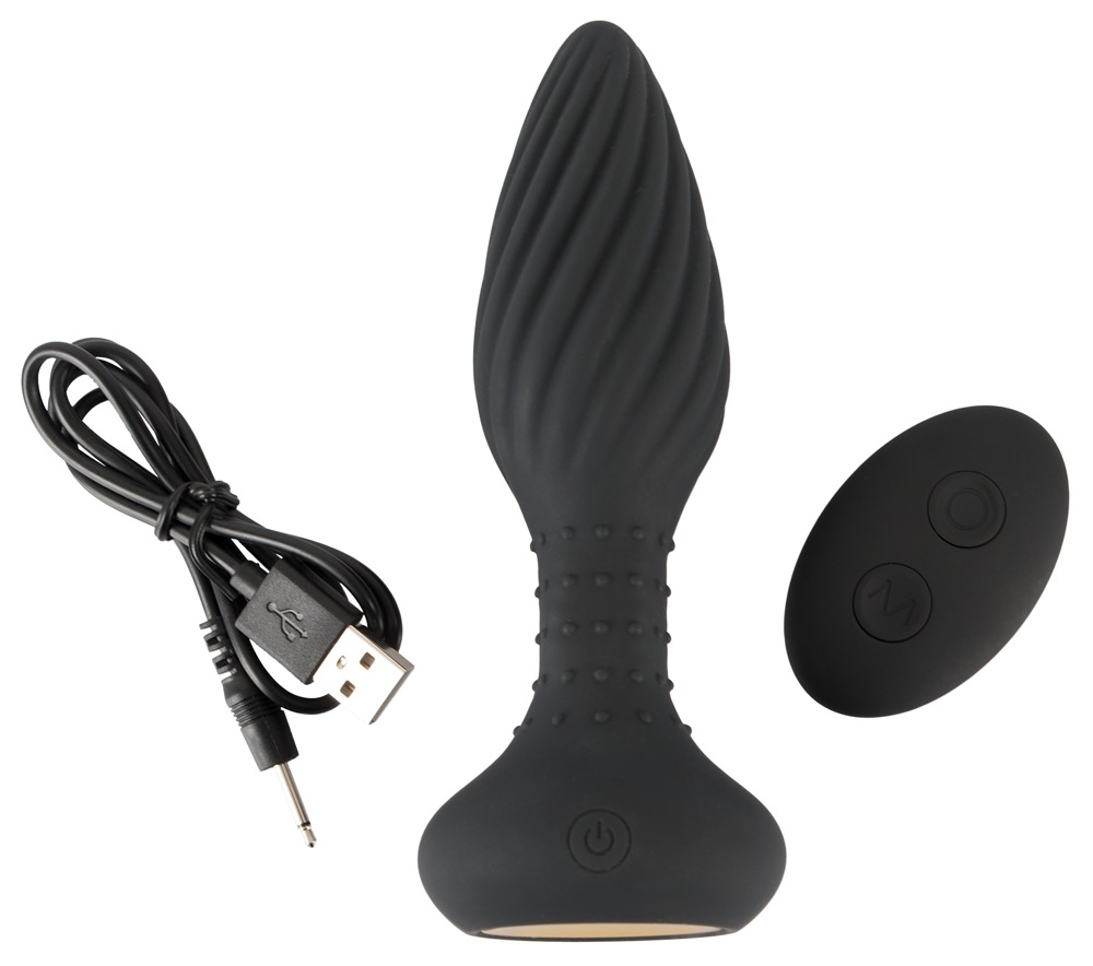 Ein schwarzes gedrehtes Adult-Spielzeug mit USB-Kabel und kleiner Fernbedienung vor weißem Hintergrund.
