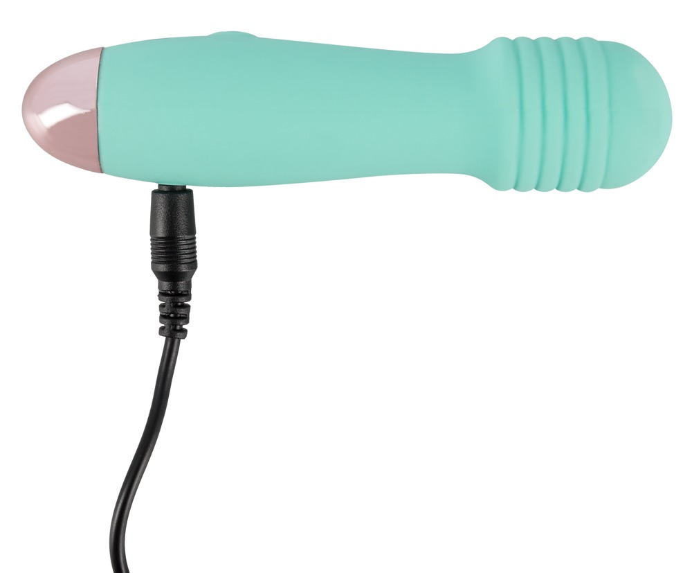Ein türkisfarbener Vibrator mit rosa Spitze und angeschlossenem schwarzen Ladekabel auf weißem Hintergrund.