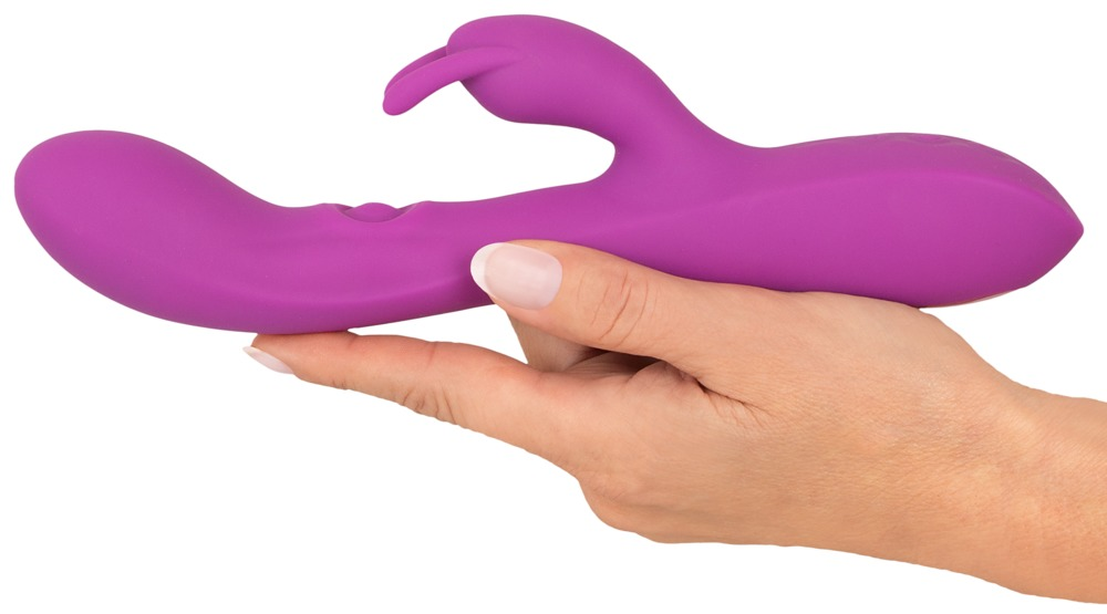 Eine Hand hält ein violettes, geschwungenes Sexspielzeug vor weißem Hintergrund.