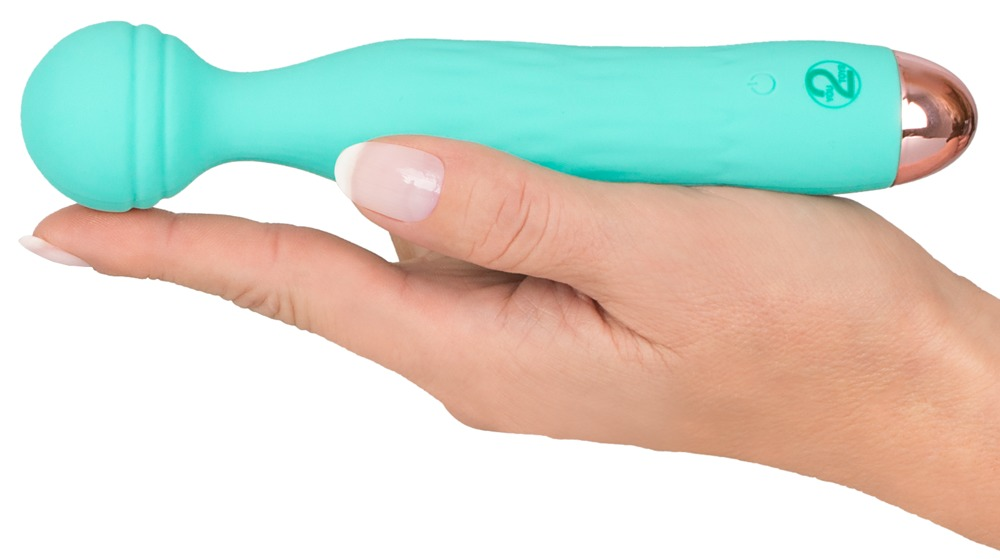 Eine Hand hält einen mintgrünen, geschwungenen Vibrator mit einer roségoldenen Kappe.