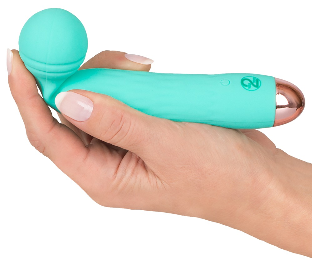 Eine Hand hält einen mintgrünen Silikonvibrator mit einer runden Spitze und einem roségoldenen Ende.