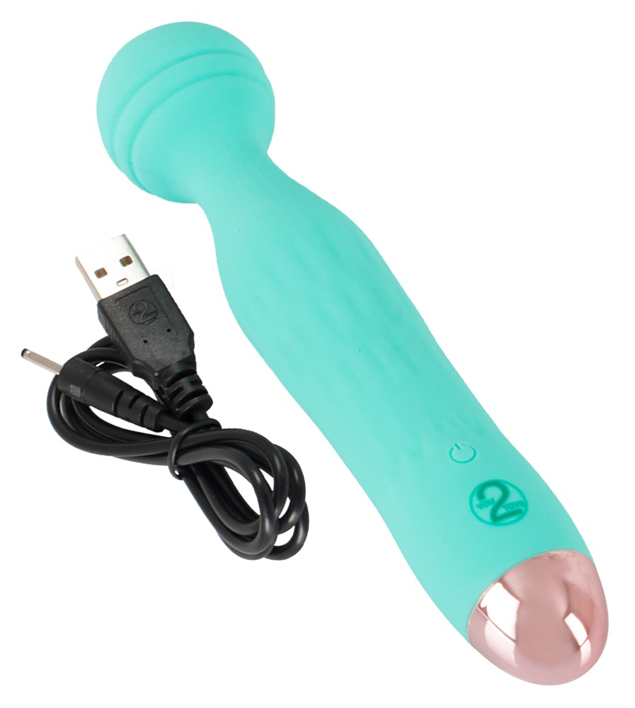Ein türkisfarbener Massagestab mit roségoldener Basis und ein schwarzes USB-Ladekabel auf weißem Hintergrund.