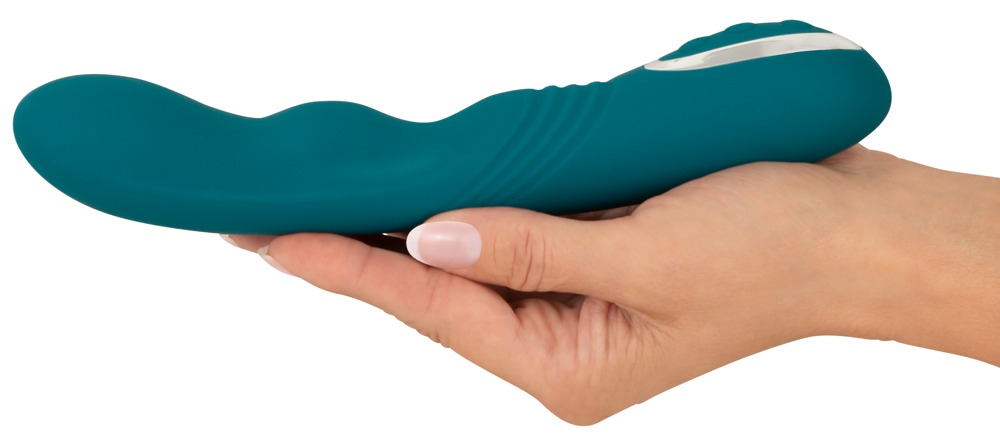 Eine Hand hält ein geschwungenes, türkisfarbenes Wellness-Gerät vor weißem Hintergrund.