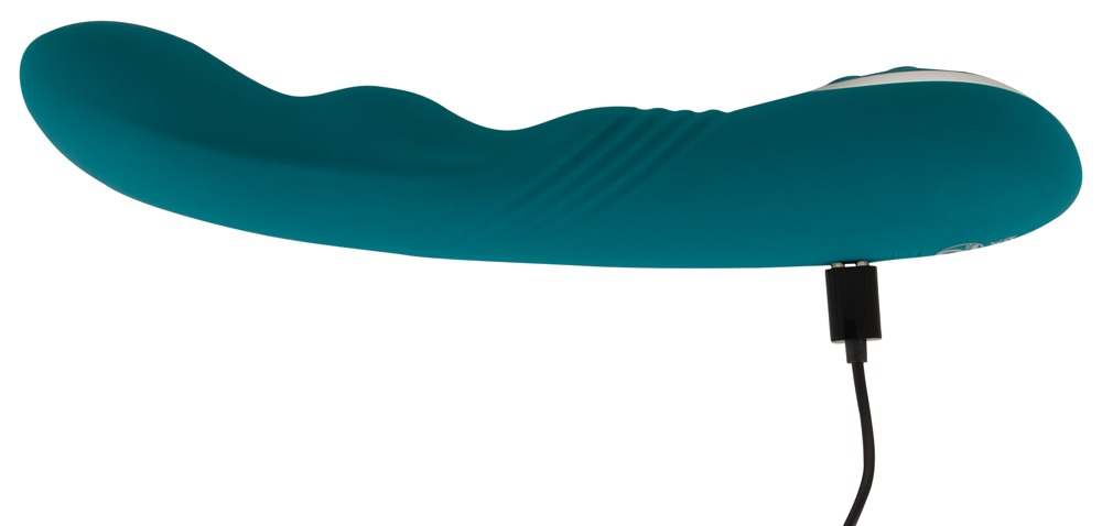 Ein türkisfarbener, geschwungener Vibrator mit einem angeschlossenen schwarzen Ladekabel auf weißem Hintergrund.