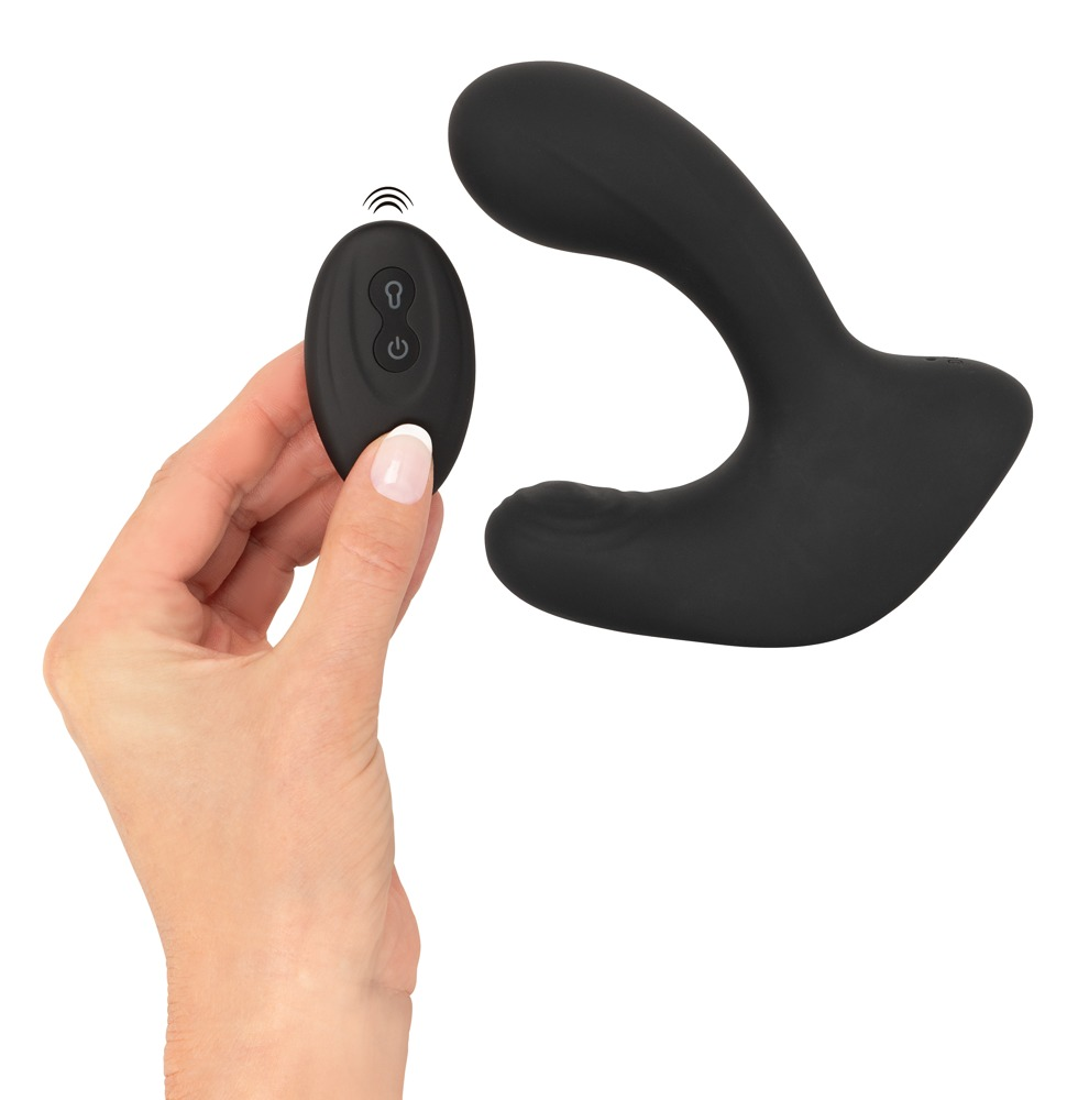 Eine Hand hält eine schwarze Fernbedienung neben einem schwarzen, ergonomisch geschwungenen Sexspielzeug.