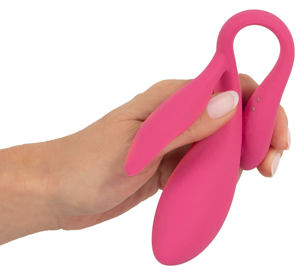Eine Hand hält ein rosa, mehrgelapptes Sexspielzeug vor weißem Hintergrund.