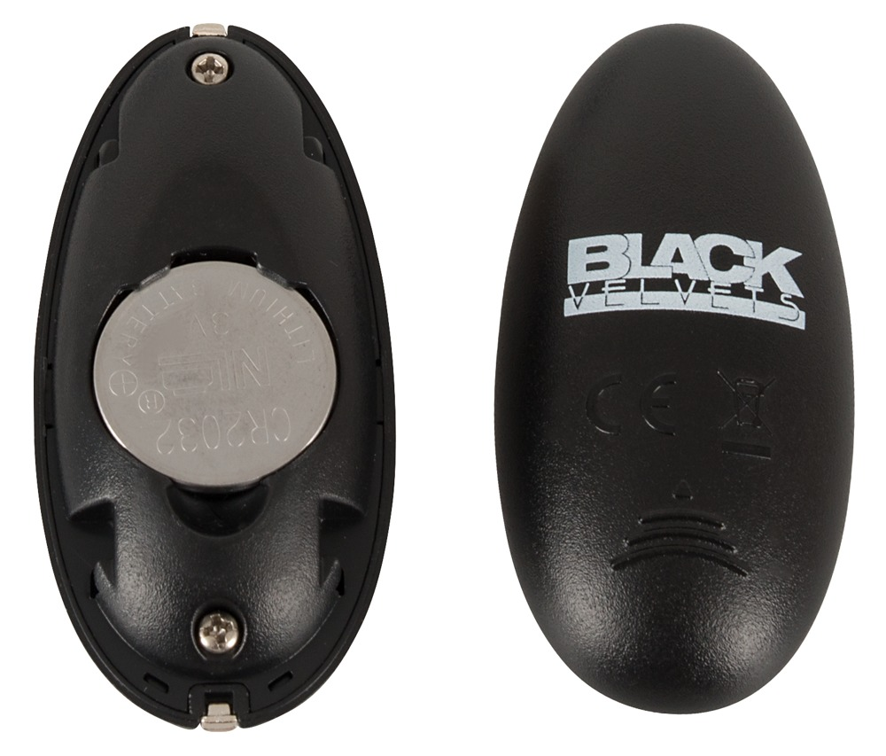 Zwei ovale schwarze Geräte; eines zeigt das geöffnete Batteriefach mit einer CR2032-Knopfzelle, das andere die Vorderseite mit dem Schriftzug Black Velvets.