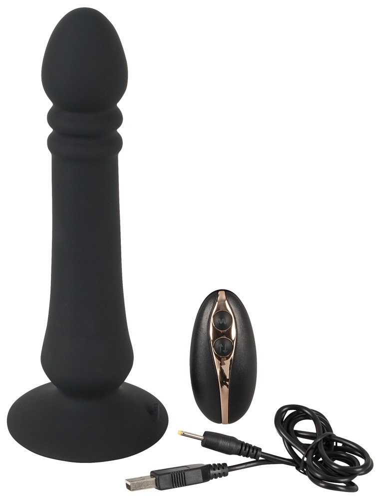 Ein schwarzer Sexspielzeug-Dildo mit Saugnapf, eine Fernbedienung und ein Ladekabel auf weißem Hintergrund.