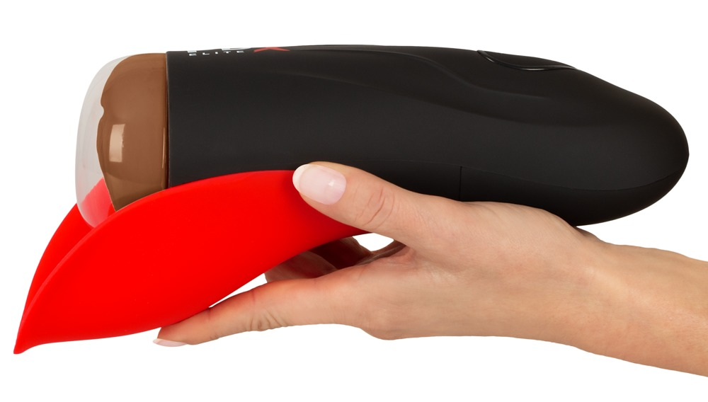 Eine Hand hält ein schwarzes und rotes Gerät mit einer braunen Textur auf weißem Hintergrund.
