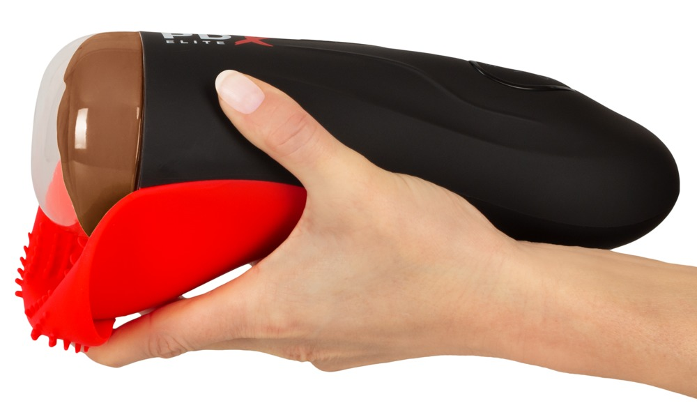 Eine Hand hält ein schwarzes, gerät mit rotem Aufsatz und braunem Innenteil auf weißem Hintergrund.