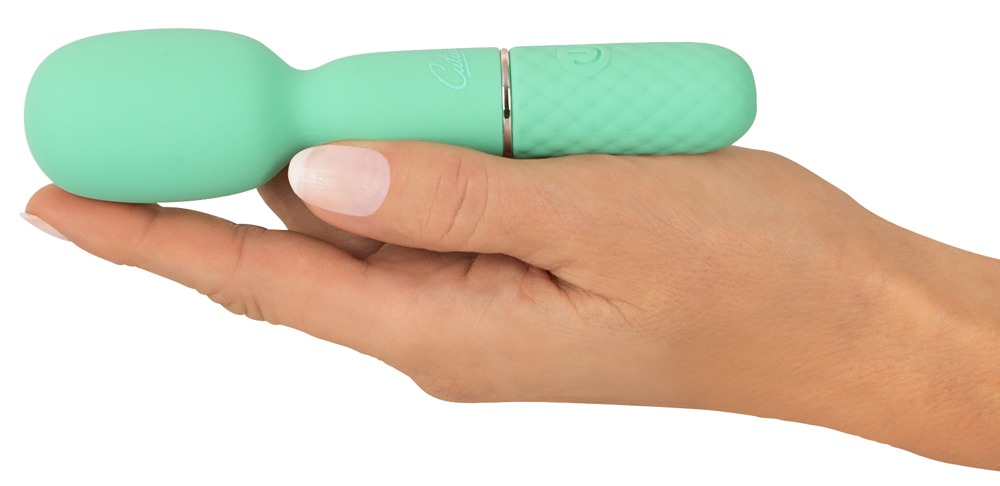 Eine Hand hält ein mintgrünes, abgerundetes Wellness-Gerät vor weißem Hintergrund.