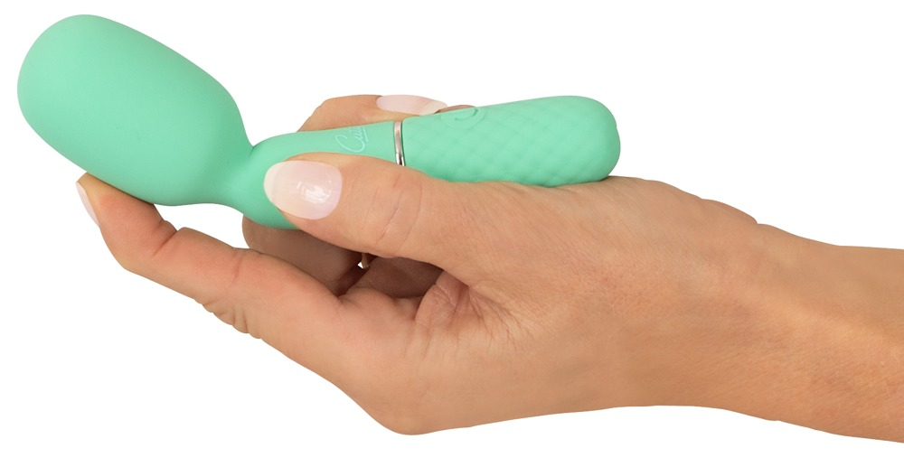 Eine Hand hält einen mintgrünen Silikonvibrator vor weißem Hintergrund.