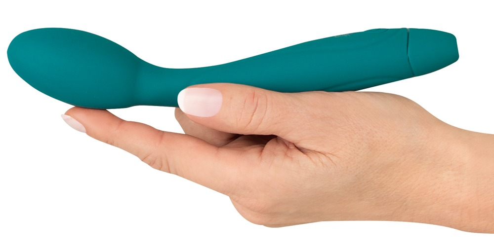 Eine Hand hält ein längliches, tealblaues Massagegerät vor weißem Hintergrund.