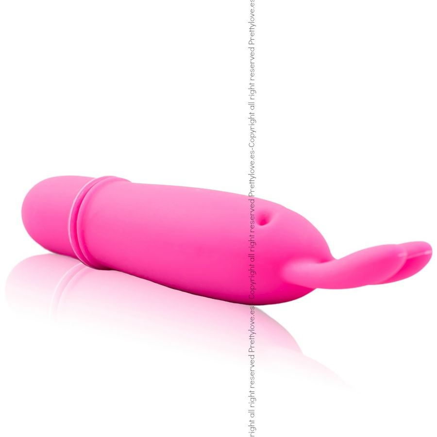 Ein glatter, rosa Silikonvibrator liegt waagerecht auf weißem Hintergrund mit leichten Spiegelungen.