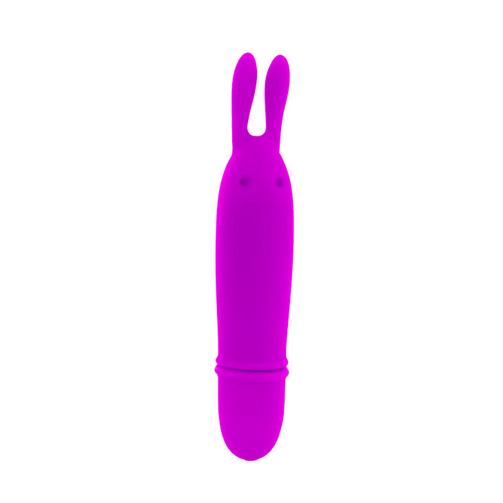 Ein lilafarbenes, hasenförmiges Vibrator-Sexspielzeug auf weißem Hintergrund.