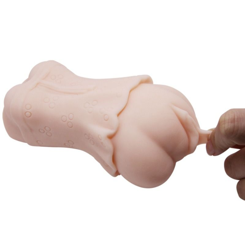 Eine Hand zieht an einem rosa, strukturierten Silikonspielzeug in Körperform vor weißem Hintergrund.