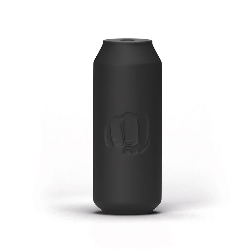 Eine mattschwarze Dose mit einem geprägten Faust-Symbol in der Mitte steht auf weißem Grund.