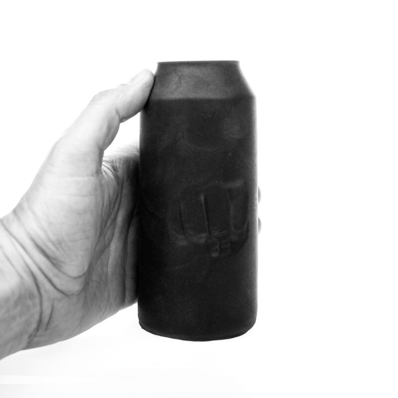 Eine Hand hält eine dunkle zylindrische Dose mit einem geprägten Faustsymbol.